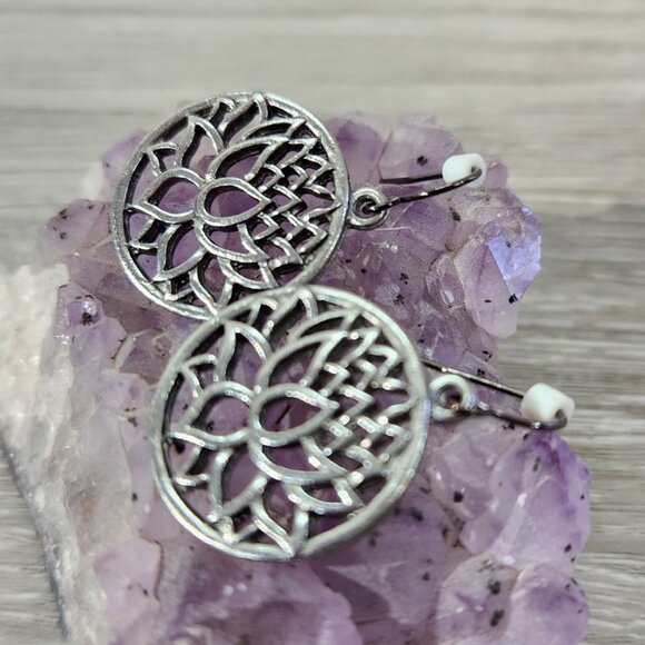 Fashion Jewlery Silvertone with Roung Lotus Flower Dangle Earings - Picture 2 of 7